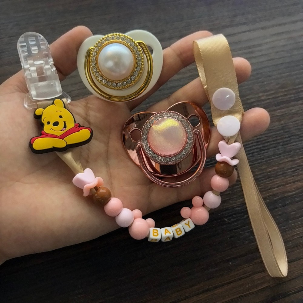 مشبك لهاية لطيف وعصا تسنين للأ - مراجعة Newborn Gift Set وسعره